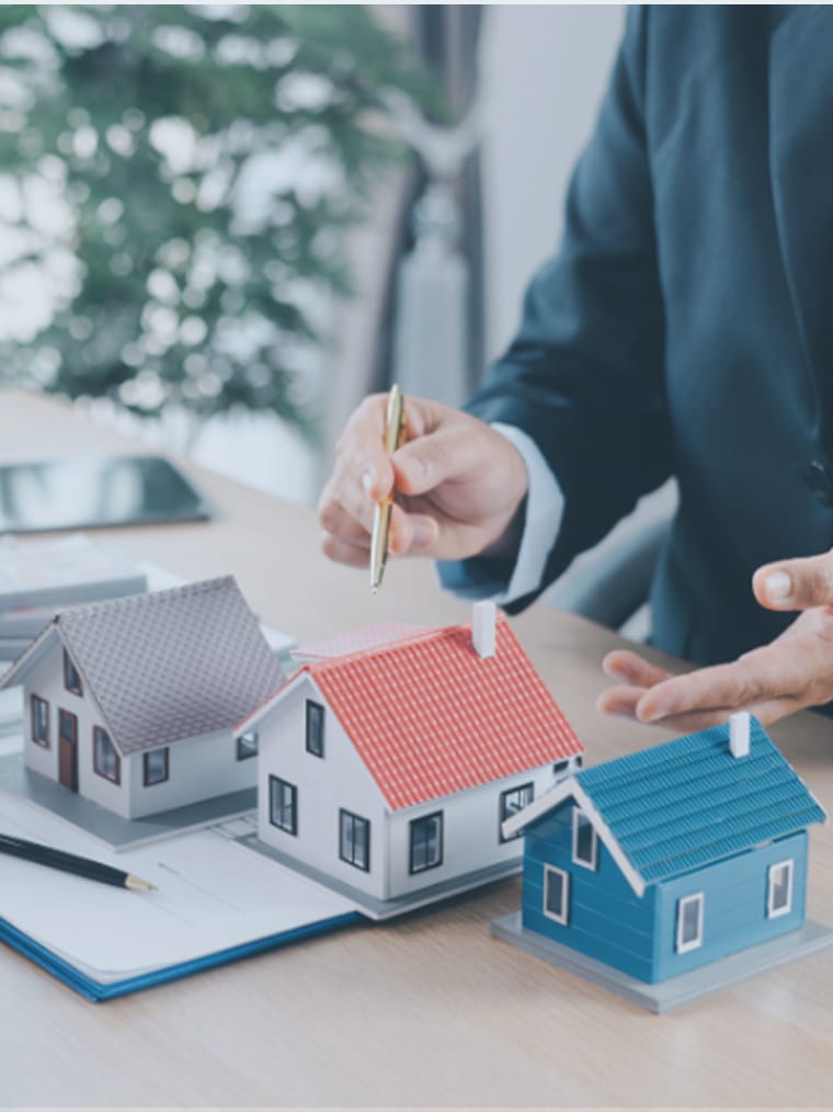 青空の下に建つ高層マンション